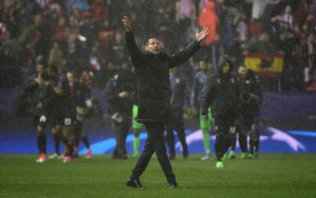 Apesar da eliminação, Diego Simeone foi ovacionado pela torcida do Atlético de Madri