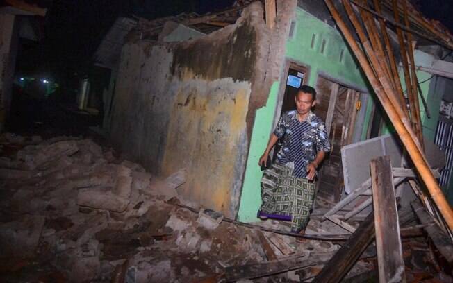 Terremoto atingiu Indonésia na noite desta sexta-feira (15)