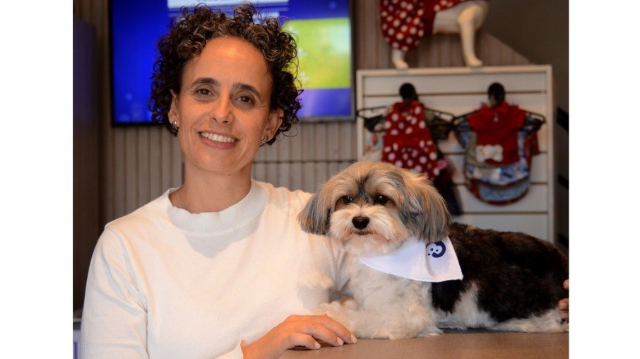 Laura Poggi, fundadora da rede de pet shops Bable Pet, prefere distanciar a relação de mãe com a de tutora