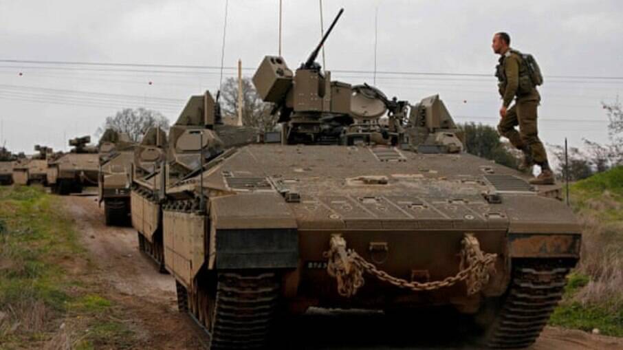 Tropas israelenses participam de um exercício militar nas Colinas de Golan anexadas a Israel em 13 de janeiro