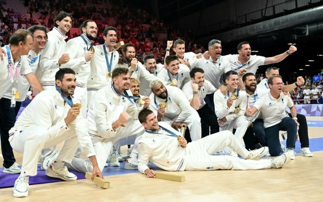 Jogadores da seleção da França de vôlei masculino comemoram a medalha de ouro nos Jogos Olímpicos de Paris Jogadores da seleção da França de vôlei masculino comemoram a medalha de ouro nos Jogos Olímpicos de Paris