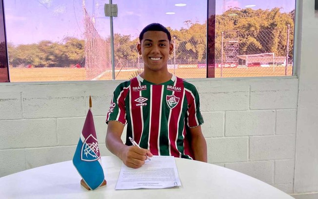 Carlos Daniel assina contrato profissional com o Fluminense 