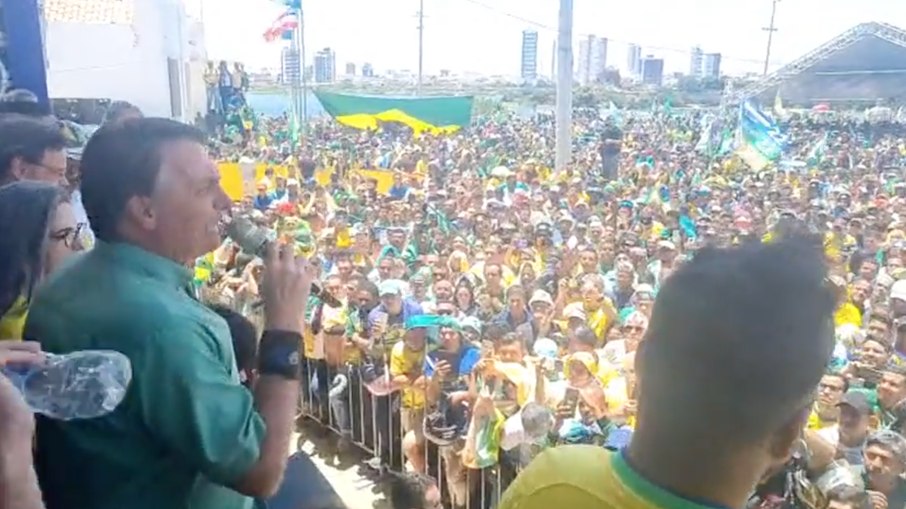 Bolsonaro discursa para apoiadores em Pernambuco