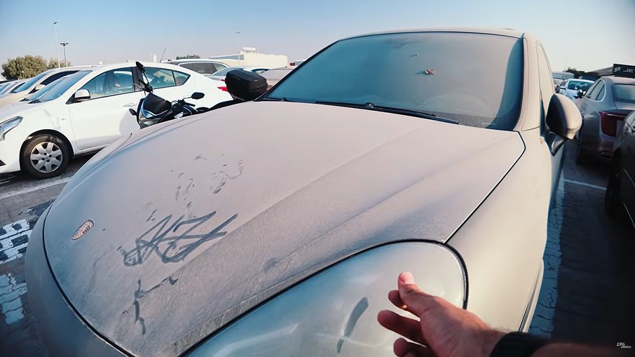 Porsche Cayenne abandonado em Dubai