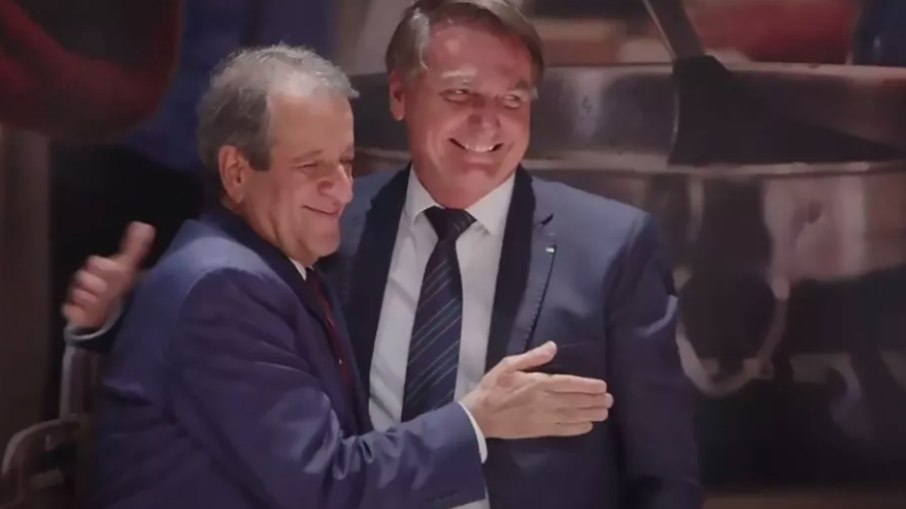 Jair Bolsonaro abraça o presidente do PL, Valdemar Costa Neto