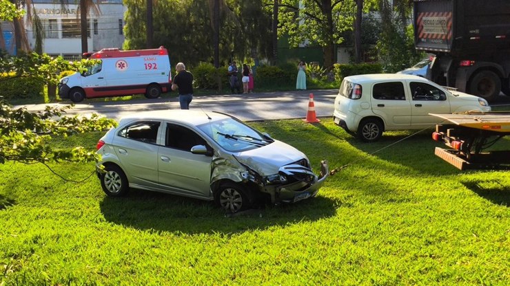 FOTOS: Engavetamento envolvendo três carros deixa dois feridos na via de acesso Ivo Najm em Araraquara