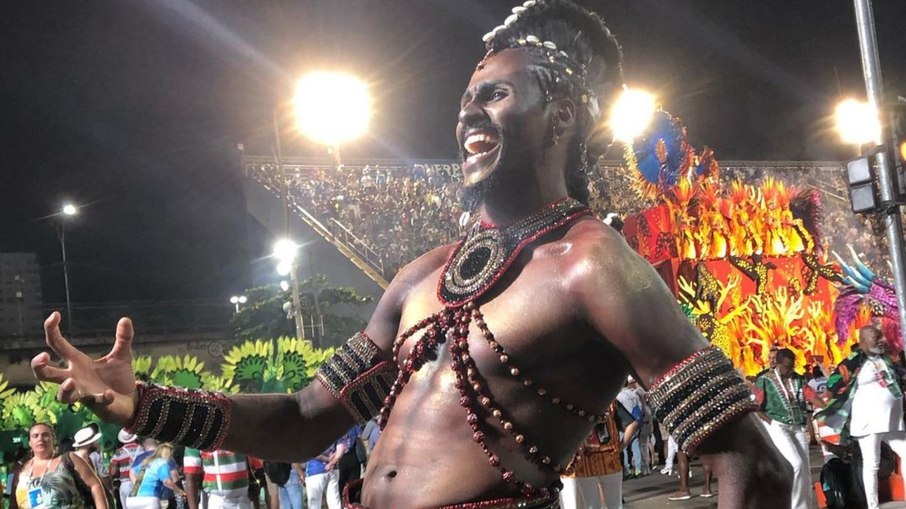 Demerson D'Alvaro, destaque da Grande Rio no Carnaval, estreia na SPFW
