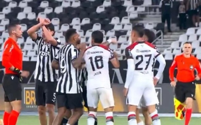 Ferraresi faz gesto do protocolo antirracista Ferraresi faz gesto do protocolo antirracista