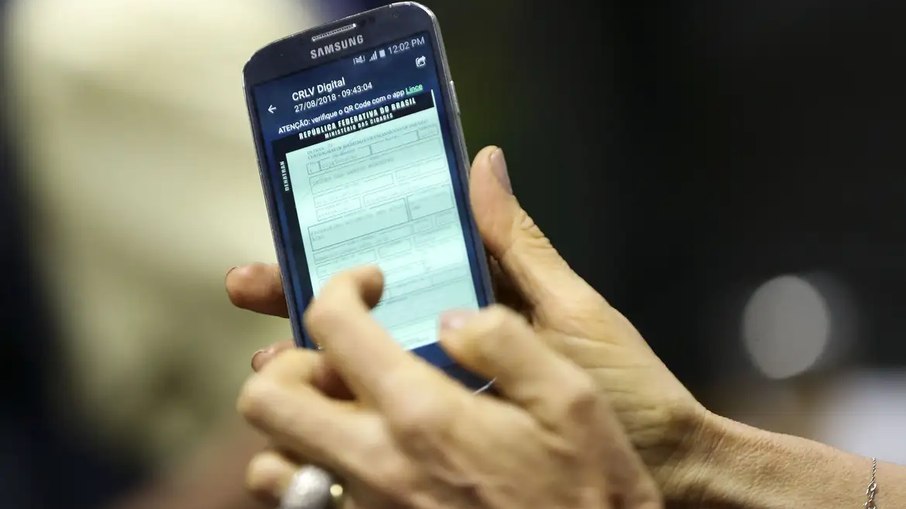 CRLV é documento obrigatório e pode ser emitido de forma digital CRLV é documento obrigatório e pode ser emitido de forma digital