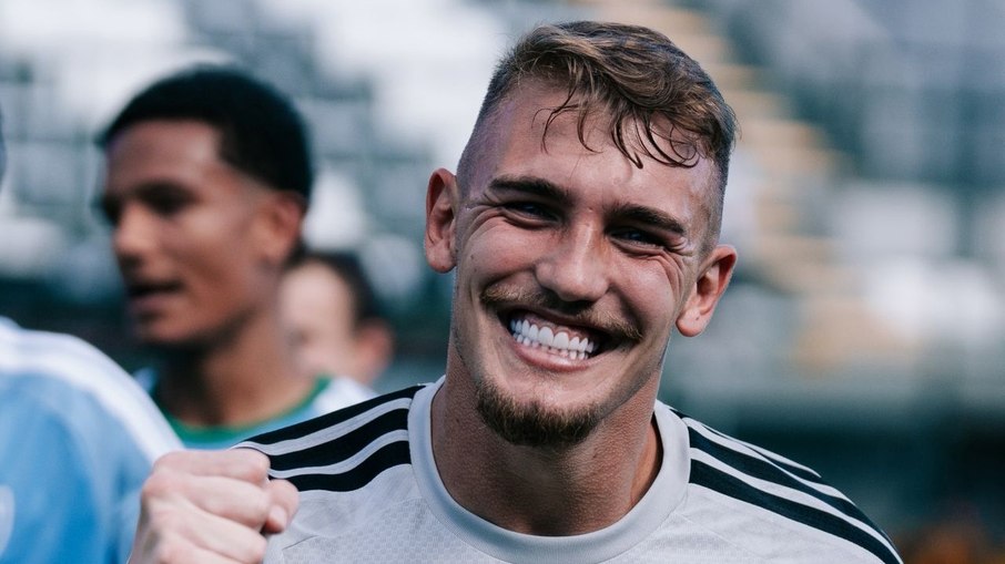 Ex-Botafogo, Léo Linck é destaque e tem defesa premiada em Portugal