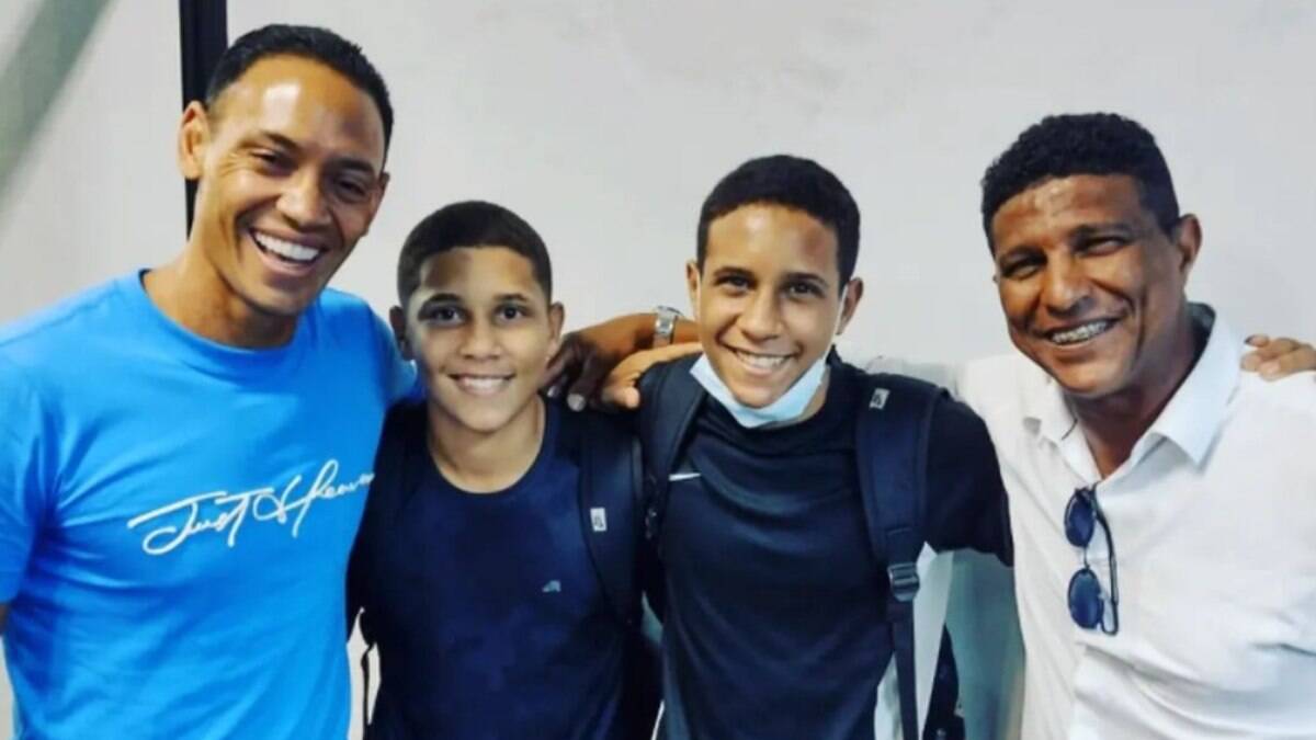 Jogador da base do São Caetano, Daniel (ao lado de Ricardo Oliveira) morreu aos 14 anos