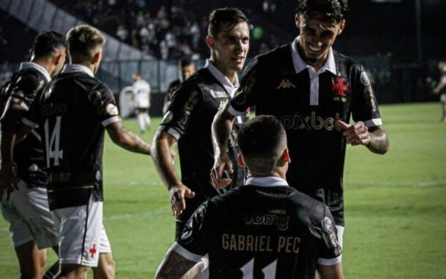 Marlon Gomes (meio) e Gabriel Pec (direita) garantiram em um primeiro momento R$ 113 milhões aos cofres do Vasco