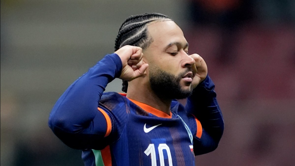 Memphis celebra gol contra a Polônia