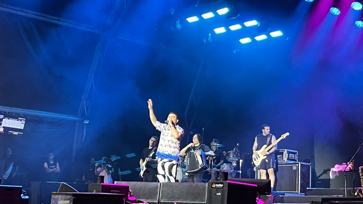 Cantor Xand Avião levanta a galera com show de forró no carnaval