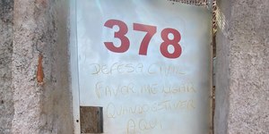 Família risca telefone em portão para ter resposta: "Vai demolir"