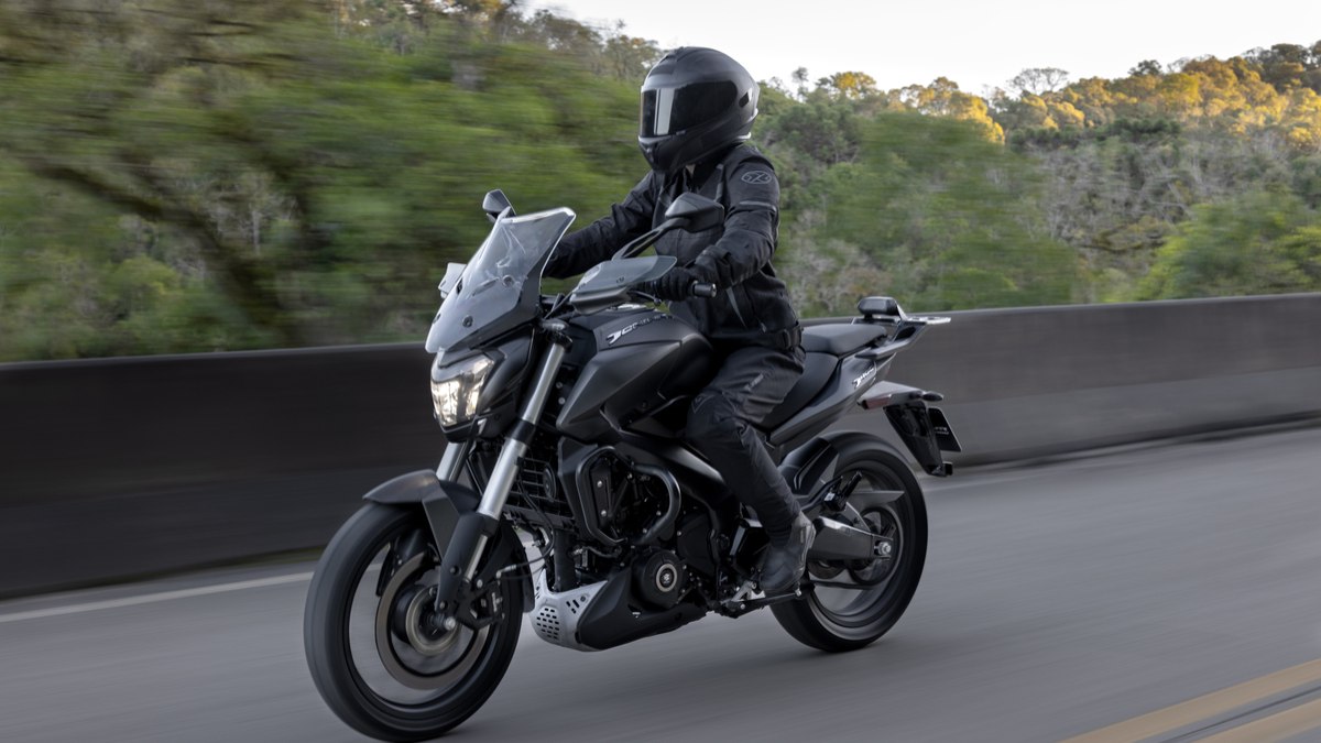 Bajaj Dominar 400 2026/2027 mantém motor de 40 cv e ganha quatro modos de pilotagem, controle de tração e ride by wire.