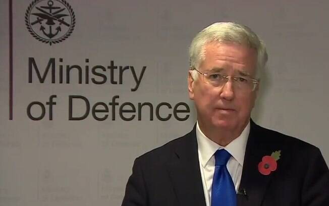 Ministro da Defesa, Michael Fallon, renunciou em discurso ao vivo na televisão