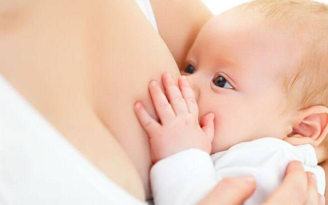 A amamentação cruzada é perigosa e pode colocar a saúde do bebê em risco. Veja outros problemas e mais explicações