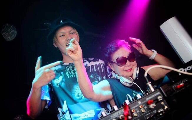 A senhora japonesa Sumiko Iwamura se tornou DJ depois de ser responsável pela playlist para o aniversário de seu filho