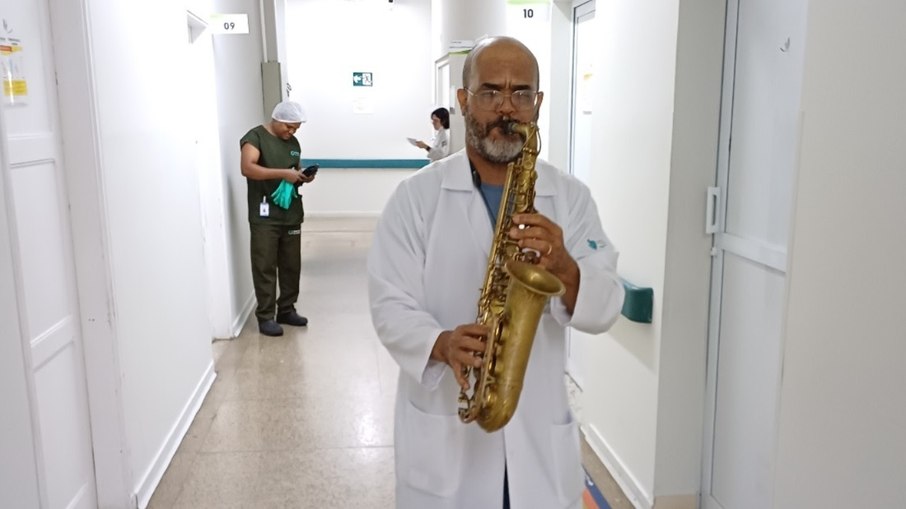 Músico visita cerca de 15 hospitais por semana Músico visita cerca de 15 hospitais por semana