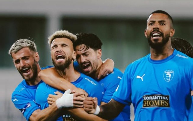 Jajá (ex-Cruzeiro e Athletico-PR) e outros brasileiros comemoram o gol da classificação do Pafos FC, do Chipre.