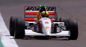 Vettel carrega bandeira do Brasil e faz homenagem à Senna em Imola