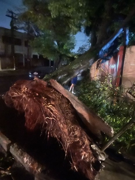 Torre cai e asfalto é arrancado em tempestade no interior de SP