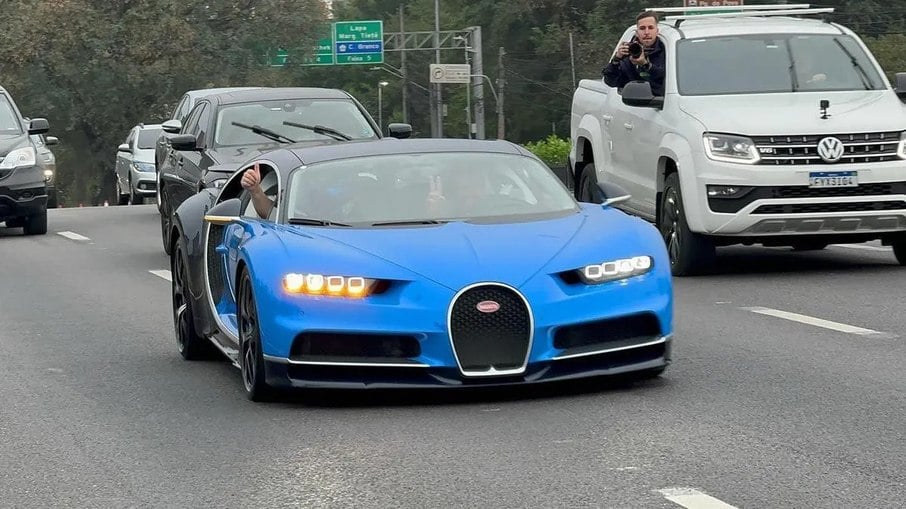 Bugatti Chiron circulando por São Paulo