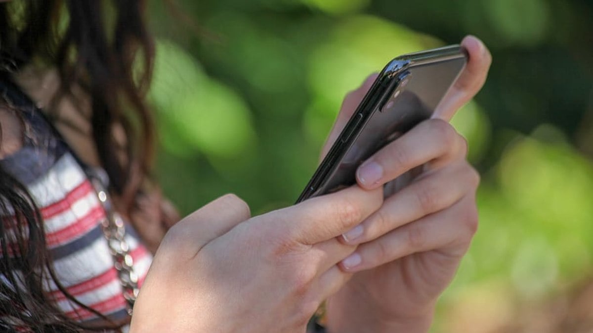 Menina utilizando um celular