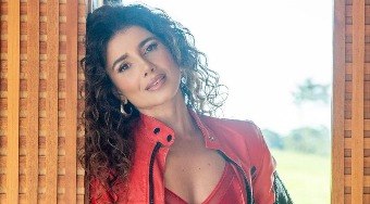 Paula Fernandes faz ensaio sensual de lingerie vermelha e revela desejo