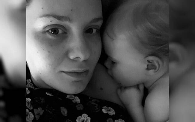 A australiana Jessica Hood tomou a decisão de não amamentar seu quarto filho para preservar a sua saúde mental