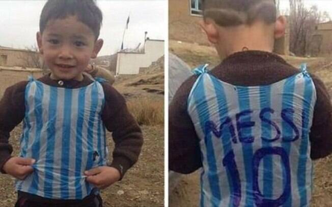 Murtaza Ahmadi  ficou conhecido por usar uma camisa de Messi feita com sacola plástica
