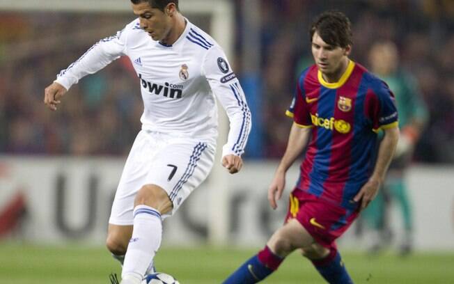 Cristiano Ronaldo domina a bola à frente de Messi no início da partida. Foto: EFE