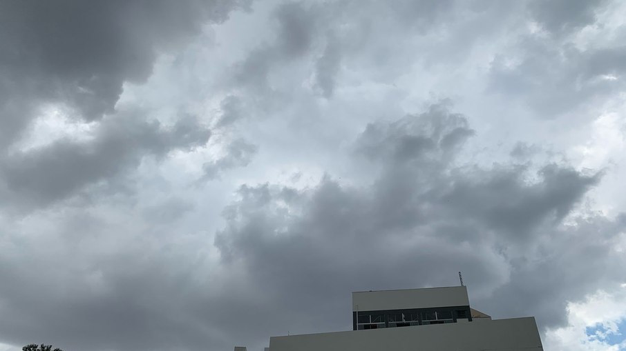 Chuva volumosa e ventos fortes devem permanecer em várias regiões do Brasil Chuva volumosa e ventos fortes devem permanecer em várias regiões do Brasil