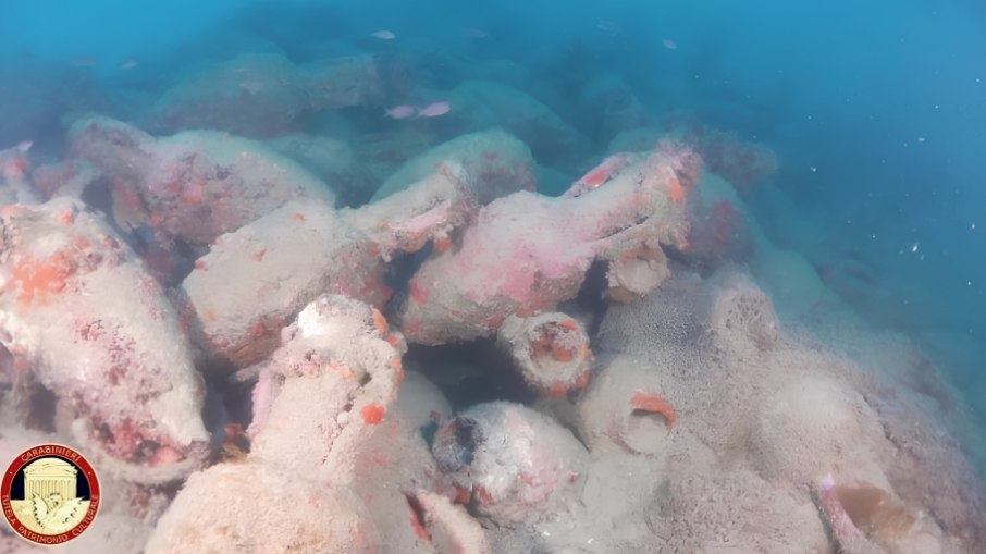 Centenas de ânforas encontradas em naufrágio Centenas de ânforas encontradas em naufrágio