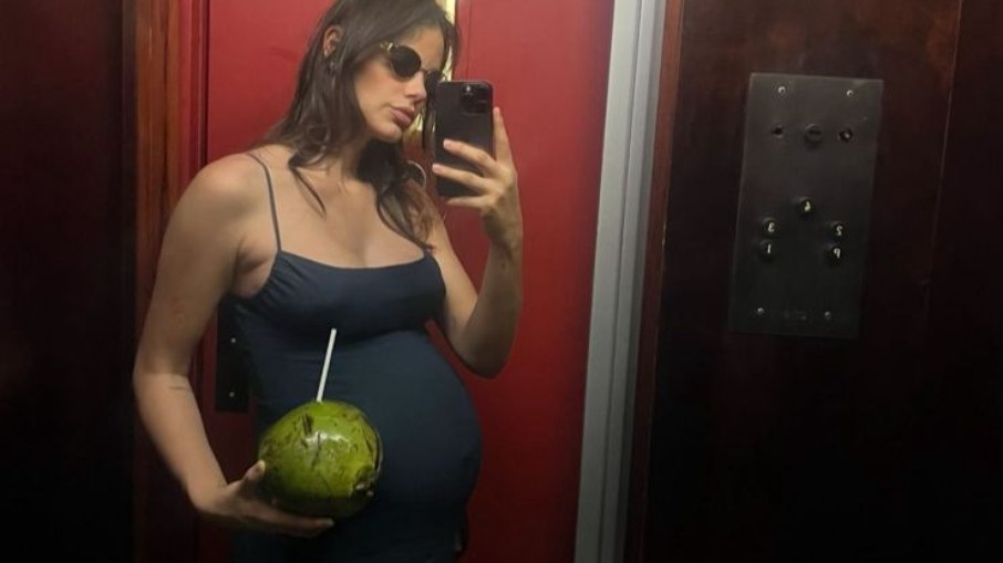 Laura Neiva mostra barriga 