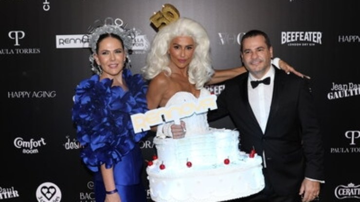 Rennova veste Deborah Secco de bolo de aniversário para comemorar os 50 anos da VOGUE Brasil