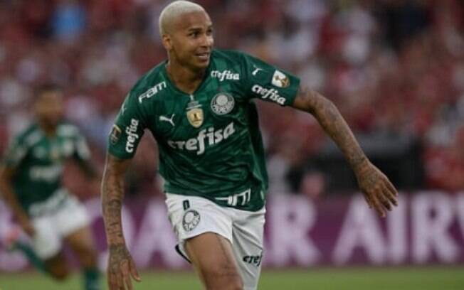Deyverson faz tatuagem com taça da Libertadores e troféu de melhor da final: 'Predestinado' Deyverson faz tatuagem com taça da Libertadores e troféu de melhor da final: 'Predestinado'