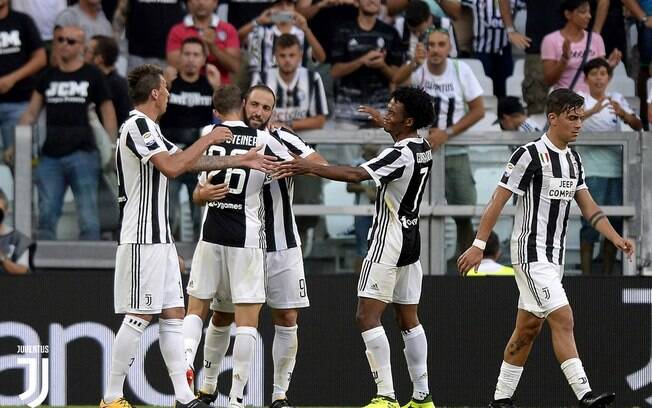 Jogadores da Juventus comemoram terceiro gol sobre o Cagliari