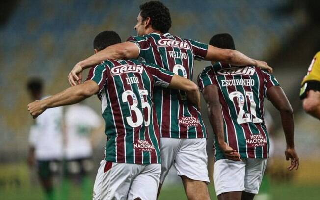 Com festa da torcida, Fluminense faz o dever de casa e ganha força para buscar a vaga nesta reta final