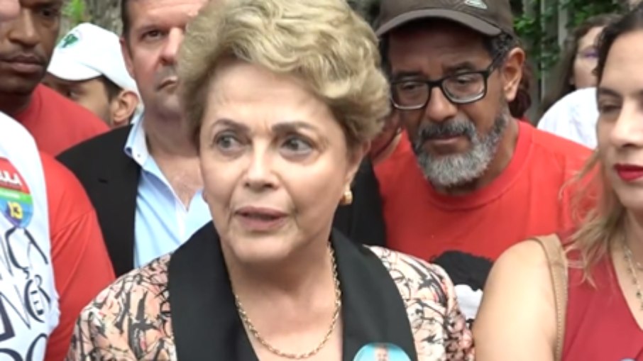 Dilma fala com a imprensa após votar neste domingo