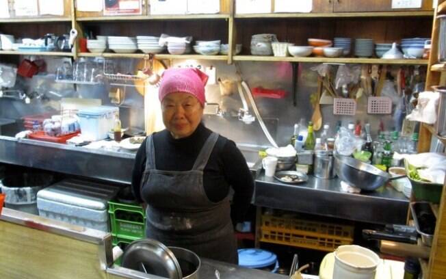 Além de ser atração em balada de Tóquio, Sumiko continua trabalhando na cozinha do restaurante de sua família