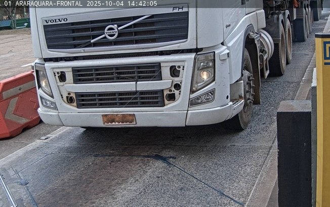 Caminhoneiro é flagrado usando lona para esconder placa e furar pedágio na SP-310 em Araraquara Caminhoneiro é flagrado usando lona para esconder placa e furar pedágio na SP-310 em Araraquara