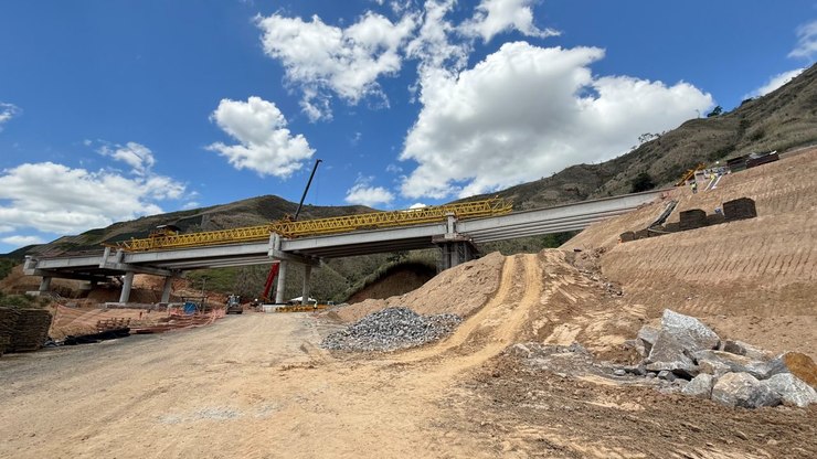 Desmonte%20de%20rochas%20muda%20tr%C3%A1fego%20na%20Serra%20das%20Araras