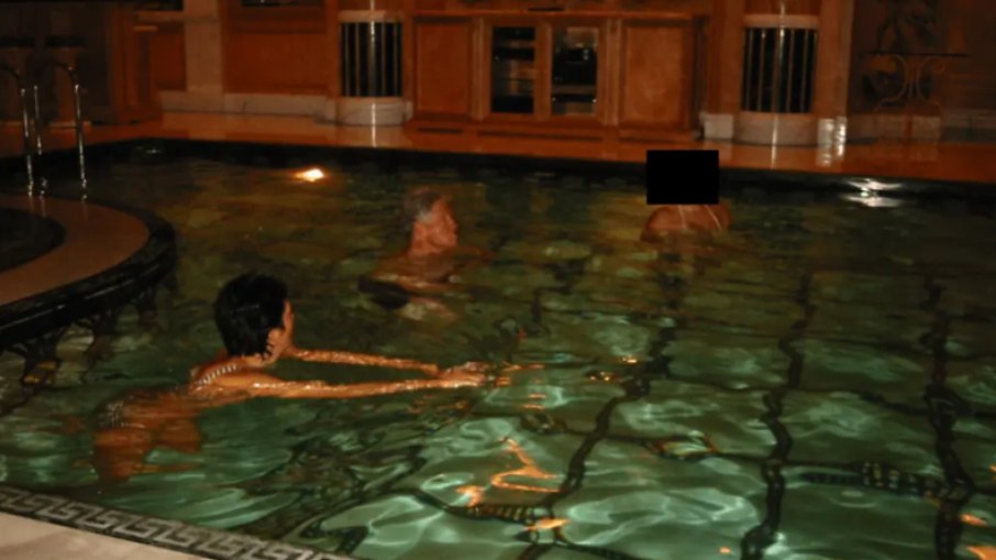 Clinton e Epstein em uma sauna 