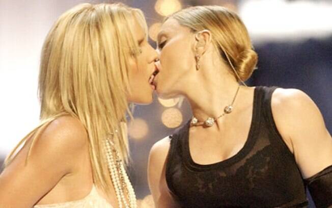Britney Spears, Madonna e Cristina Aguilera protagonizaram um beijaço na edição de 2003 do VMA