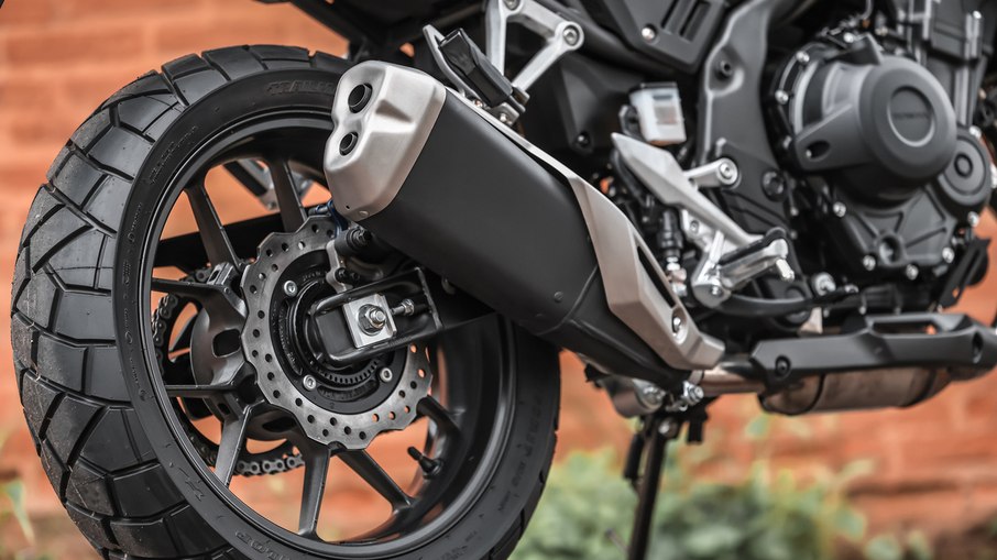 NX500 2027 tem freios ABS de dois canais e pneus Dunlop Trailmax Mixtour de uso misto