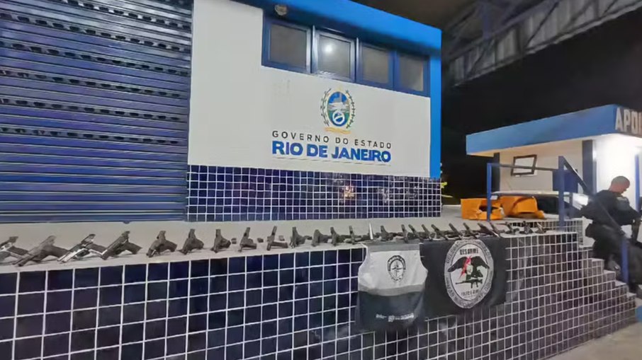 Pistolas apreendidas pela polícia em um ônibus de viagem