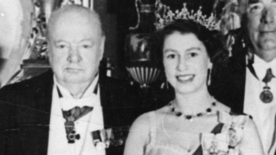 Em seu reinado, Elizabeth II nomeou 15 primeiros-ministros. O primeiro foi Winston Churchill, em 1952.
