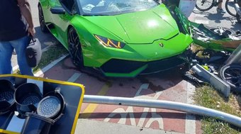 Vídeo: motorista de Lamborghini persegue ladrão e bate em poste 